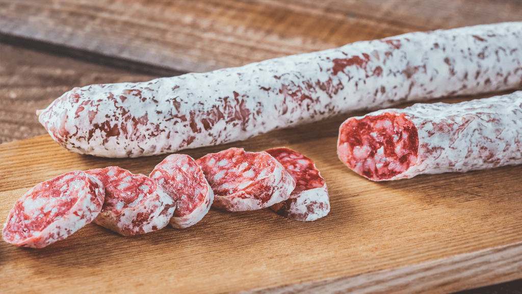 Fuet en tabla de madera