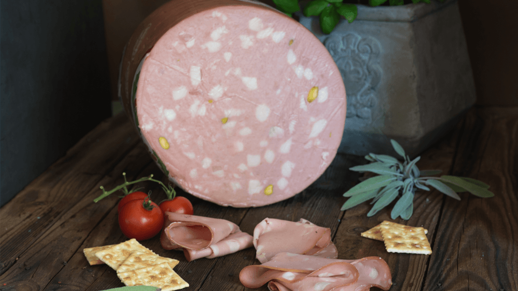 mortadela sobre mesa de madera, crackers, mortadela en lonchas