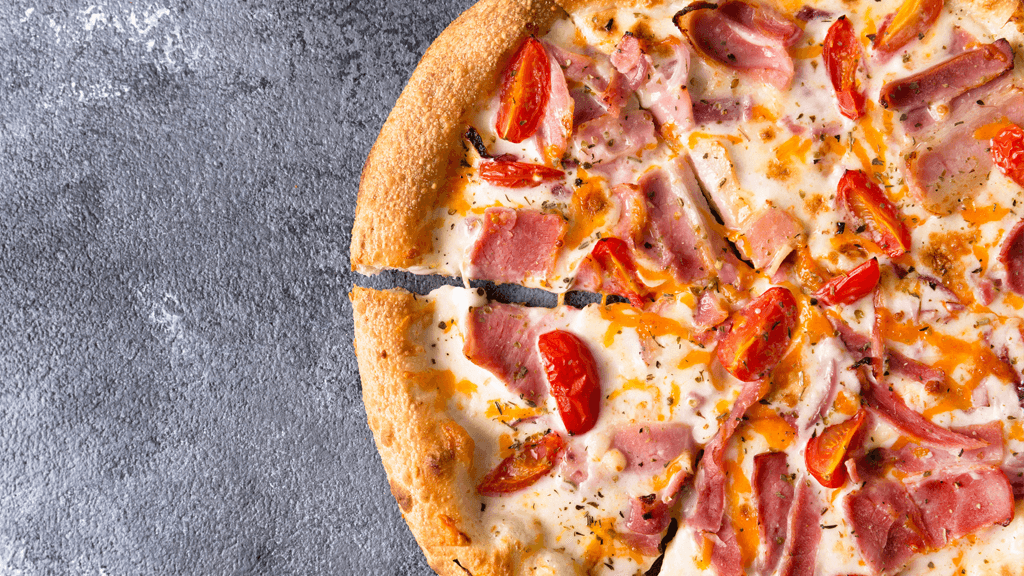 Pizza americana con bacon, tomate, queso